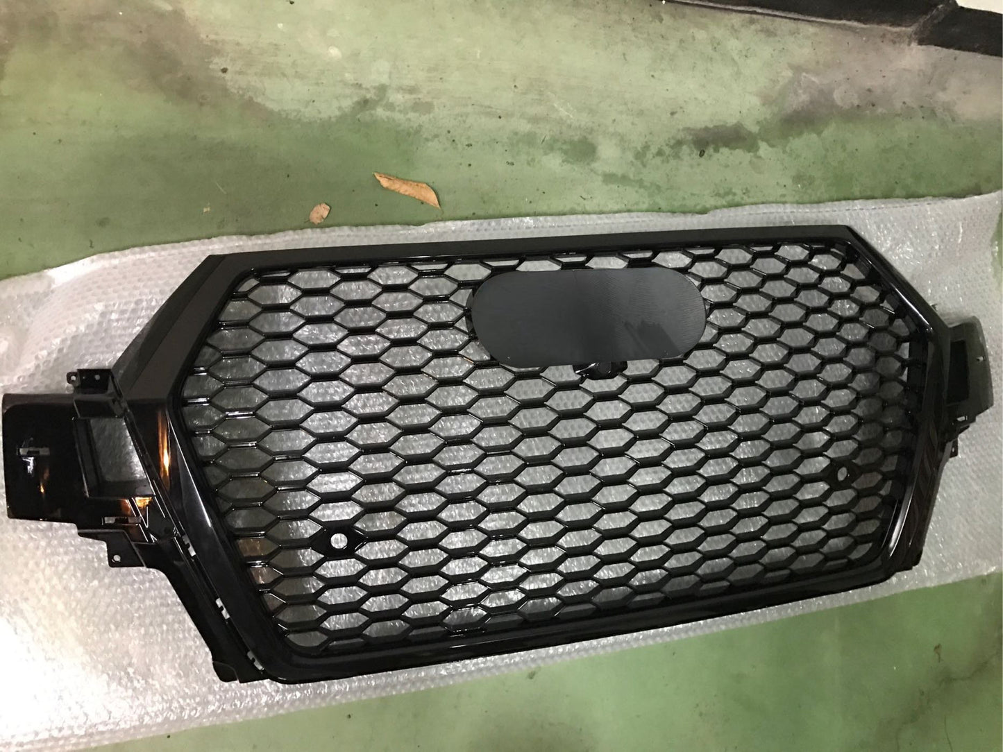Bumper Grille Fit for Q7 SQ7 2017 2018 2019 RSQ7 Style Grille Honeycomb Front Grille Gloss Black